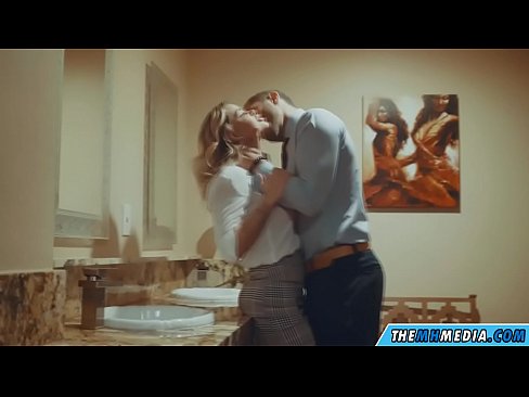❤️ Cum busty flava seducit in latrinae publicae Just porn apud nos
